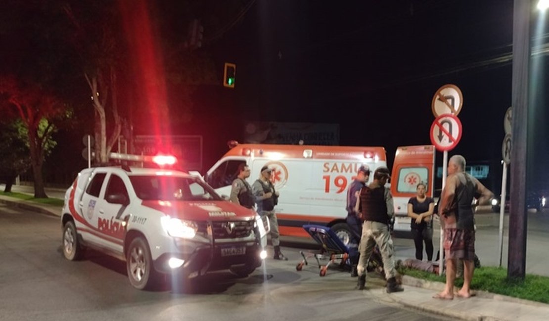 Motociclista fica ferido após colisão com carro em cruzamento de avenida, em Arapiraca