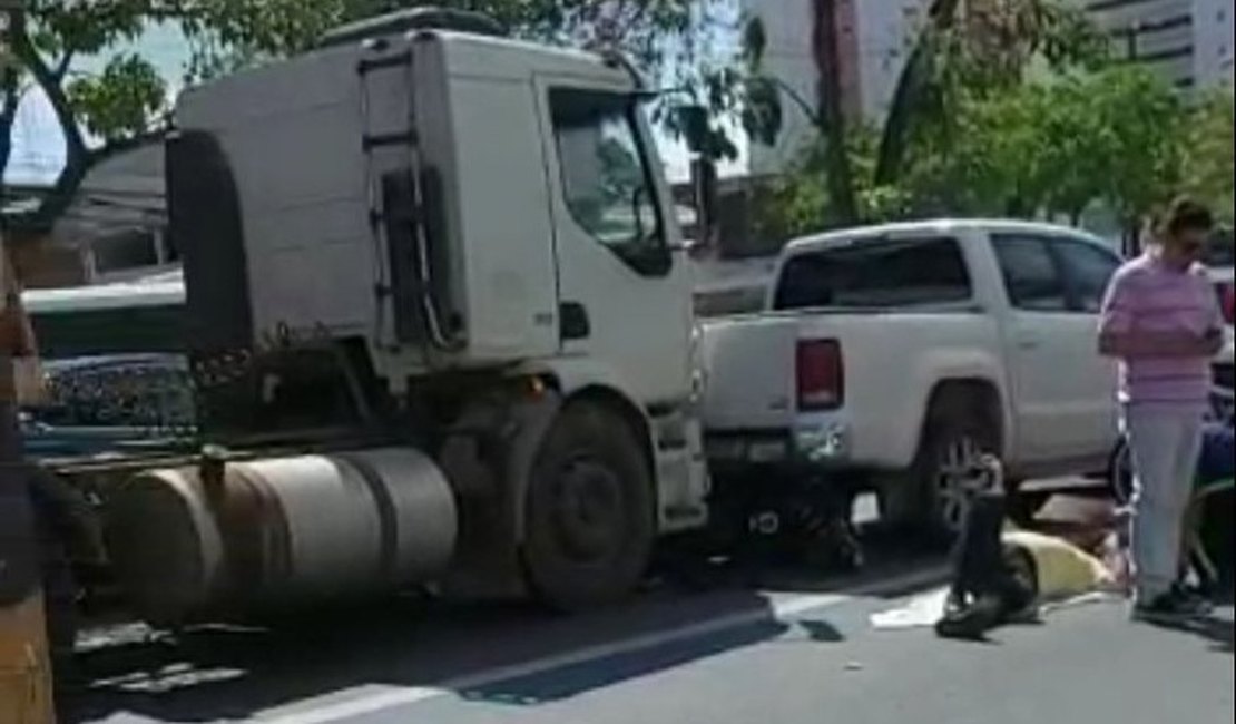 Carreta sem freio colide em moto e carros em avenida movimentada de Maceió