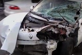 Acidente entre carro e caminhão deixa mulher ferida no Jacintinho, em Maceió