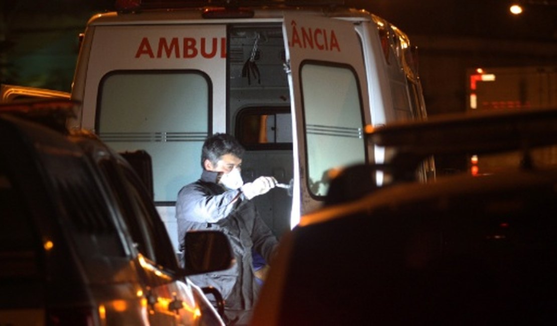 Colisão de ambulância em poste deixa feridos em Jaramataia