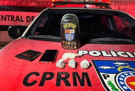 Força Tática do 5º BPM prende dois homens por tráfico de drogas no Benedito Bentes