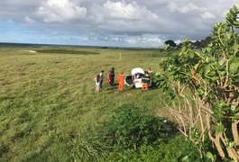 Carro capota após bater em moto no Pontal da Barra e deixa sete feridos