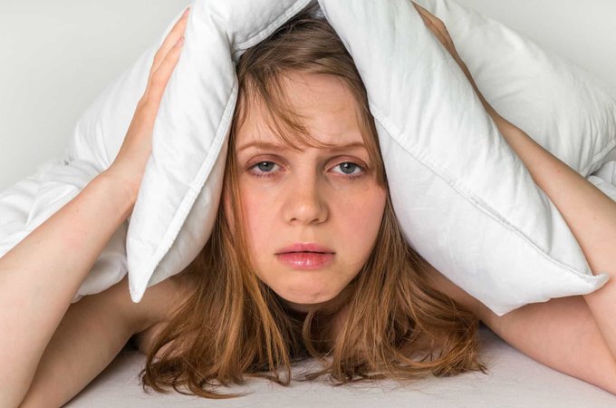 Insônia: por que o corpo está cansado, mas o sono não vem?