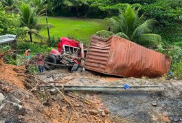 Caminhão capota ao cair em ribanceira e motorista fica ferido em Joaquim Gomes