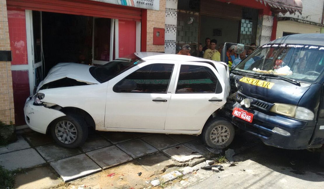 Van que transportava crianças colide contra carro, em Alagoas