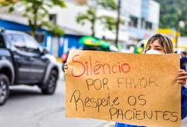 Manifestantes fazem buzinaço em frente a hospital e profissionais de saúde reagem: 'Respeite os pacientes'