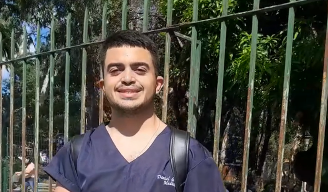 Pai se emociona ao deixar filho no primeiro dia de estágio em hospital de Fortaleza