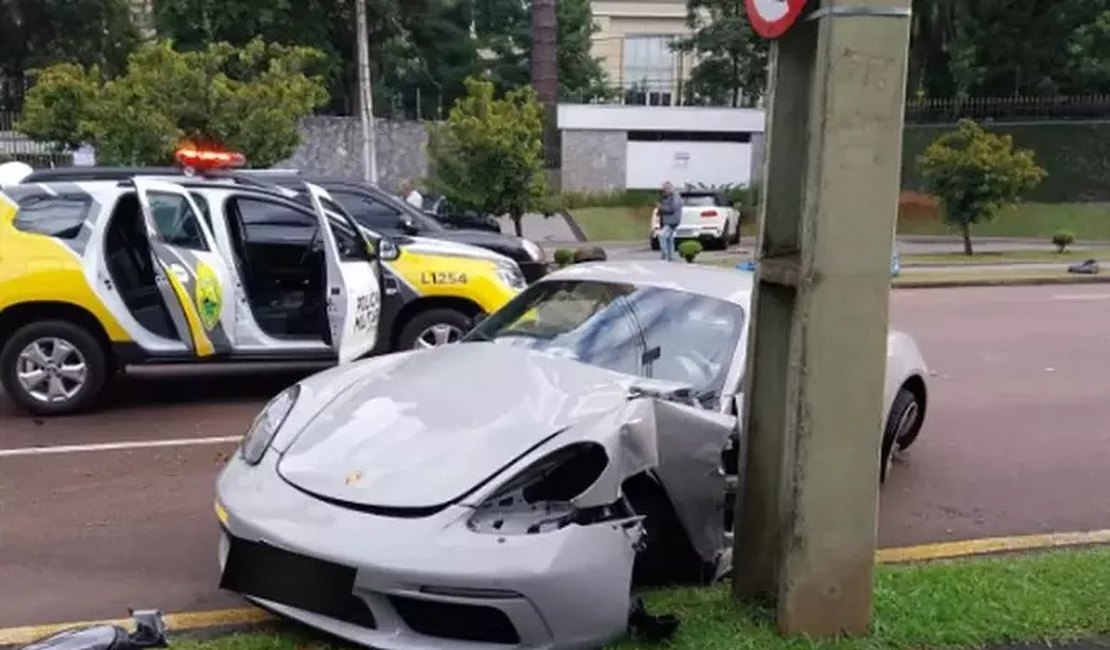 Motorista confunde pedal, acelera e destrói carro de luxo em acidente