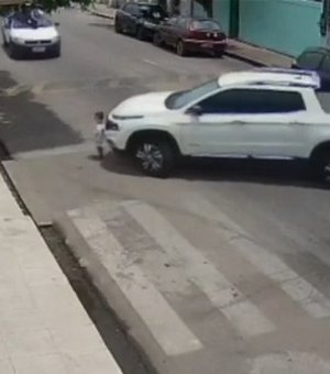 Pai retira veículo da garagem de casa e por pouco não atropela filho, em Arapiraca: veja o vídeo