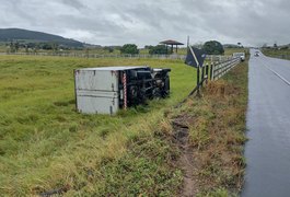 Motorista avança contramão e caminhão-baú tomba às margens da AL-110, em Coité do Nóia