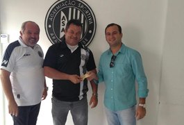 Diretoria de Marketing do ASA entrega prêmio para torcedor vencedor de promoção
