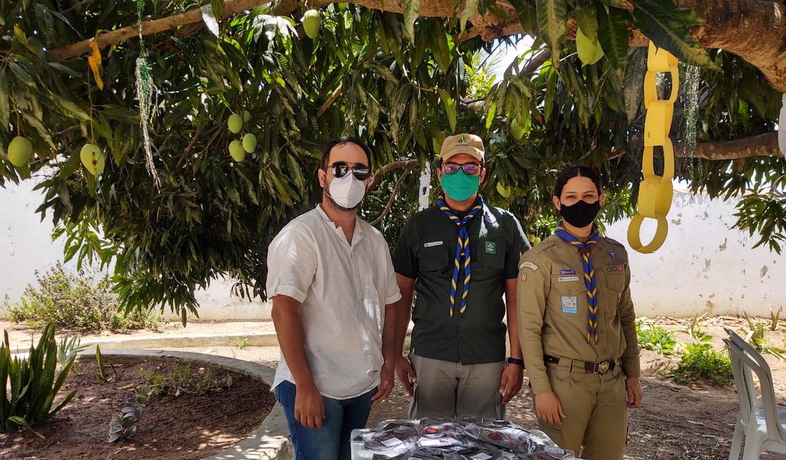 Grupo de escoteiros entrega doação de máscaras para abrigo Maria das Neves, em Arapiraca