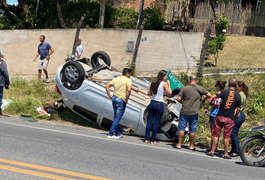 Motorista perde controle de carro e capota veículo na AL-101
