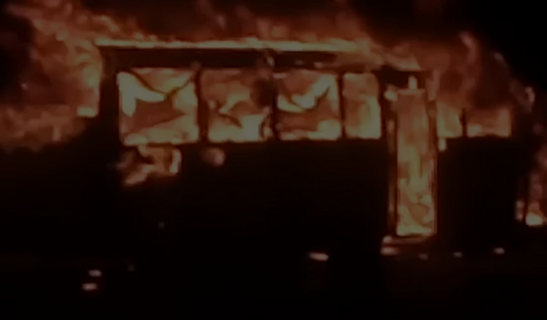 15 pessoas ficam feridas após criminosos incendiarem três ônibus em menos de 24h no RJ