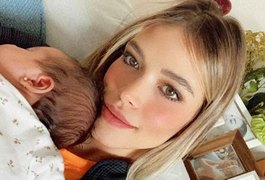 Carol Dias encanta a web com novo clique da filha, Esther, e se derrete: ''Sou a vida da mamãe''