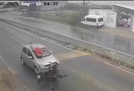Vídeo. Motociclista na contramão colide em carro e é arremessado na AL-220