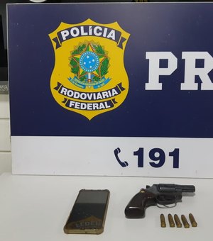 Dois homens são presos com armas pela PRF na BR-101, em São Miguel dos Campos e Rio Largo