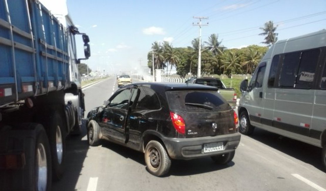 Motorista de carro de passeio perde o controle da direção e colide em carreta na AL 220