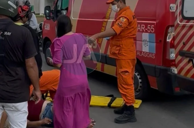 Mulheres em Honda Biz são atingidas por entregador de botijões de gás e ficam feridas, em Arapiraca