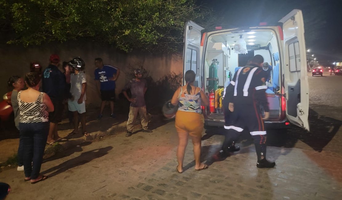 Duas mulheres ficam feridas após serem fechadas por automóvel e caírem de moto, em Arapiraca