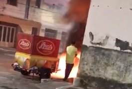 Vídeo. Moto pega fogo ao lado da igreja do Centro Histórico de Penedo