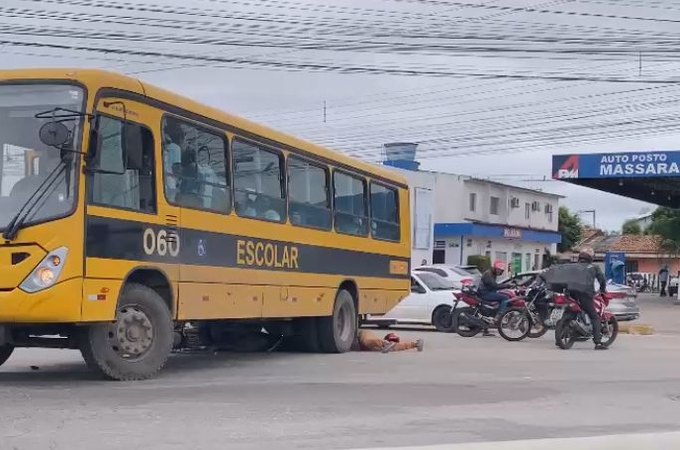 Mulher fica embaixo de ônibus escolar após acidente no Trevo da Igrejinha, em Arapiraca