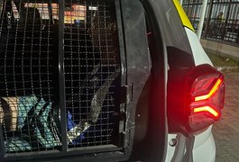 Homem com mandado de prisão em aberto se entrega à polícia em Maceió
