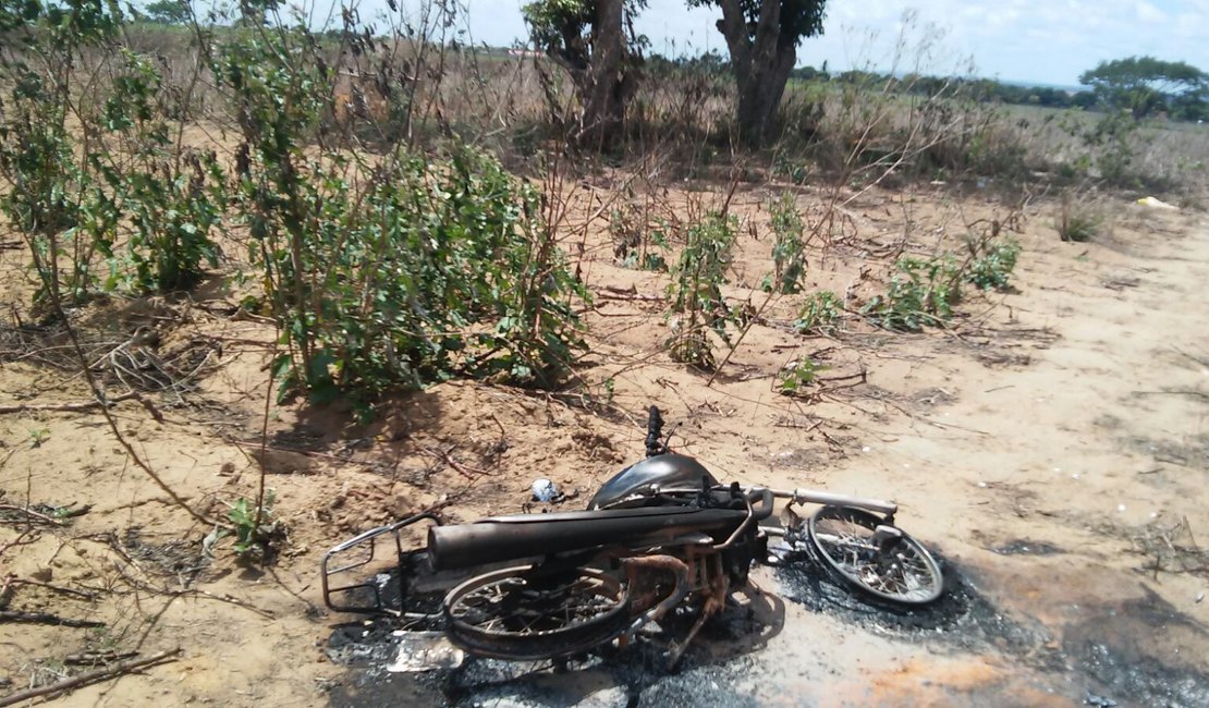 Polícia encontra veículo carbonizado e outro desmontado, em Arapiraca
