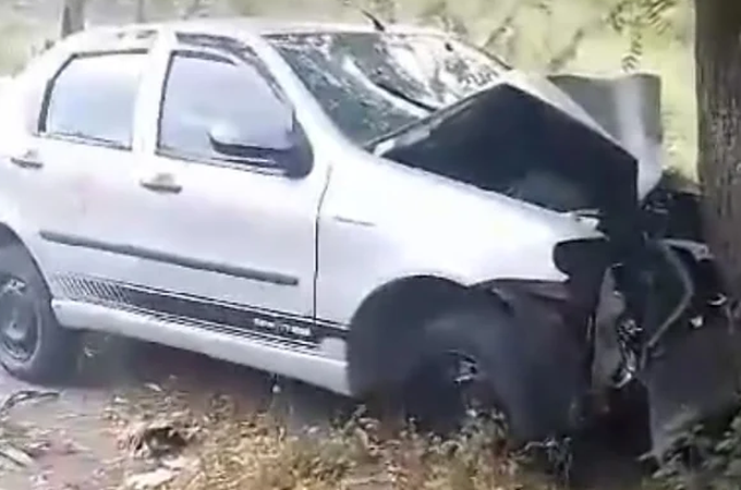 Dois saem feridos em batida de carro contra árvore na AL-145, no Sertão