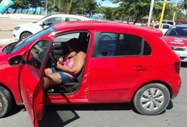 Mulher é flagrada dirigindo bêbada e com lata de cerveja na mão