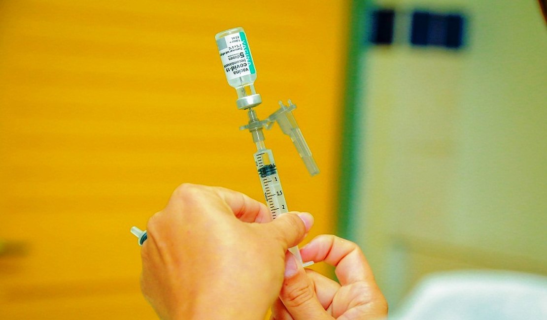 Prefeitura de Penedo vacina profissionais de saúde autônomos com 35 anos ou mais