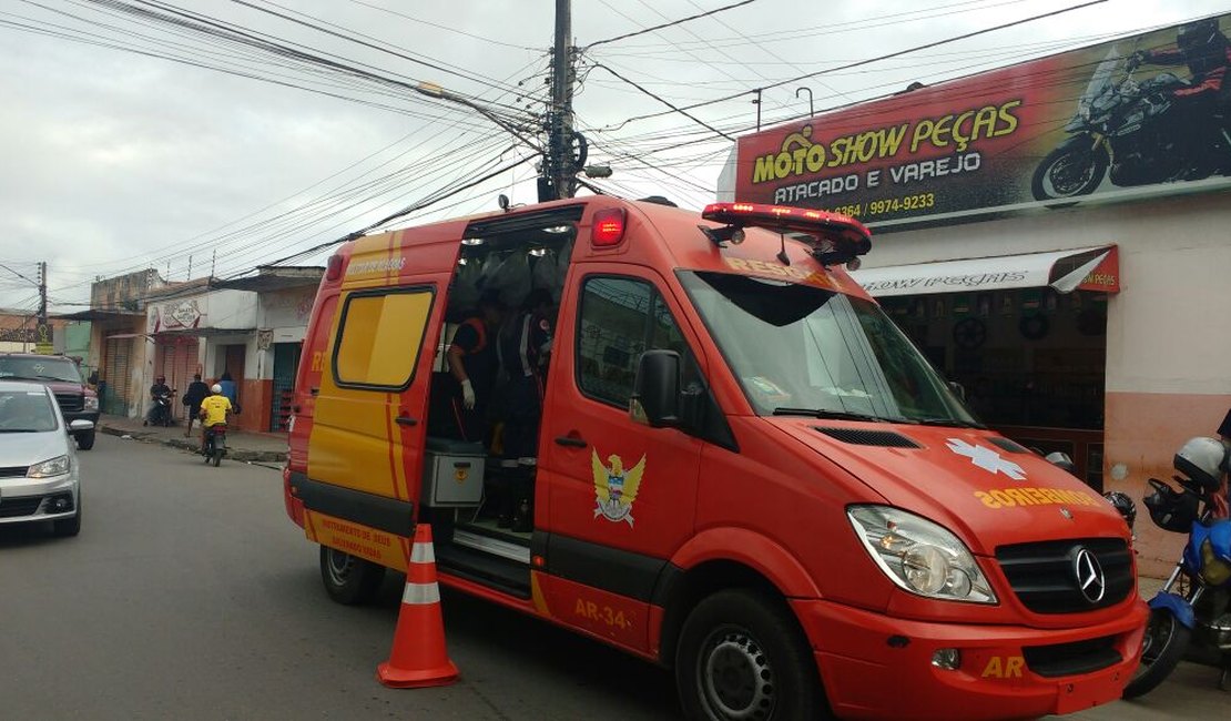 Colisão entre Kombi e moto deixa pai e filha feridos em Arapiraca