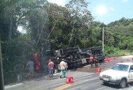 Carreta carregada de refrigerantes tomba na BR 316 em Satuba