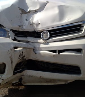 Atropelamento deixa vítima fatal em Marechal Deodoro; motorista foge e abandona carro