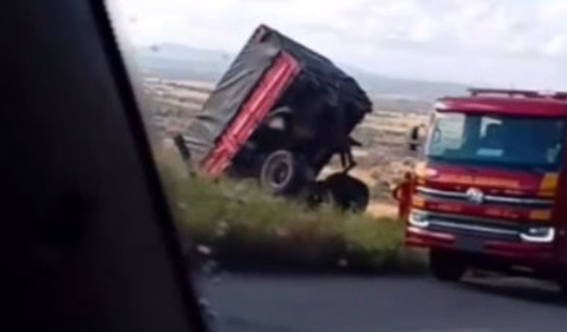 Carreta com carga de milho não aguenta subida e despenca da Serra das Espias