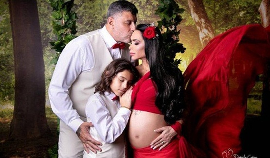 Após polêmica em diplomação, Frota aparece em ensaio de Natal com mulher grávida