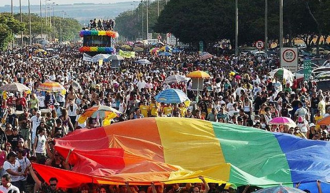 Semáforos para pedestres da Paulista mostram bonecos homoafetivos