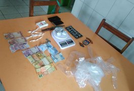 PM prende jovem e apreende menor por tráfico de drogas no interior de AL
