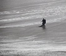 Surfista brasileira sofre acidente em onda gigante em Portugal