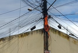 Vídeo. Fios pegam fogo em poste e assustam populares, em Arapiraca