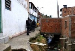 Suspeitos de tráfico trocam tiros com a PM em grota de Maceió