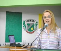 Aurélia Fernandes desmente boato de exoneração do cargo de secretária