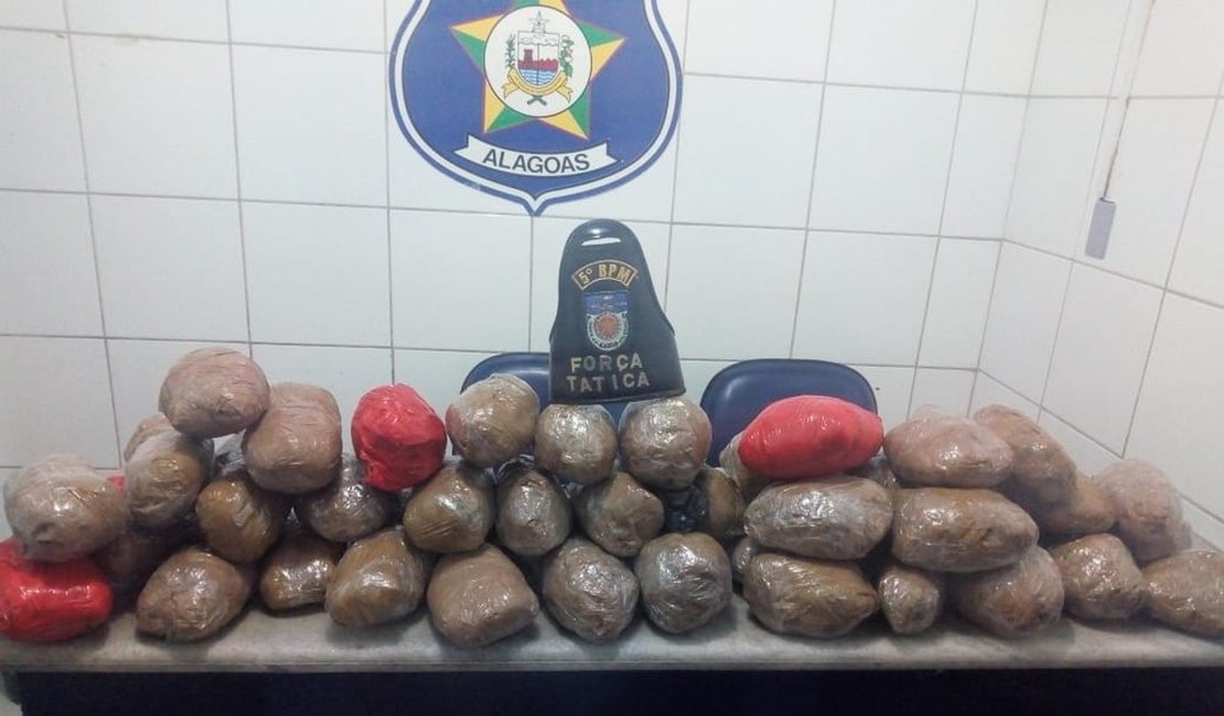 Motorista por aplicativo é preso com 20 kg de maconha dentro de carro