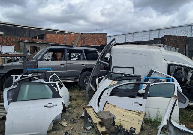 Polícia Civil fecha desmanche clandestino com cerca de 50 veículos em Maceió