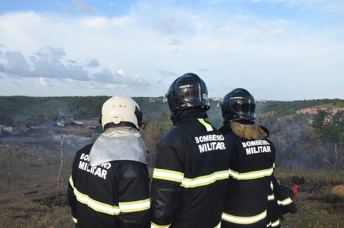 Corpo de Bombeiros atua no combate ao fogo em vegetação em Palmeira dos Índios