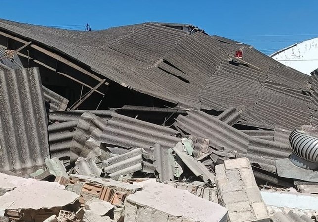 Em meio à reforma e prestes a ser demolido, teto do Mercado de Jaraguá desaba