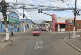 Colisão entre carro e moto na Rua São Francisco deixa condutora ferida