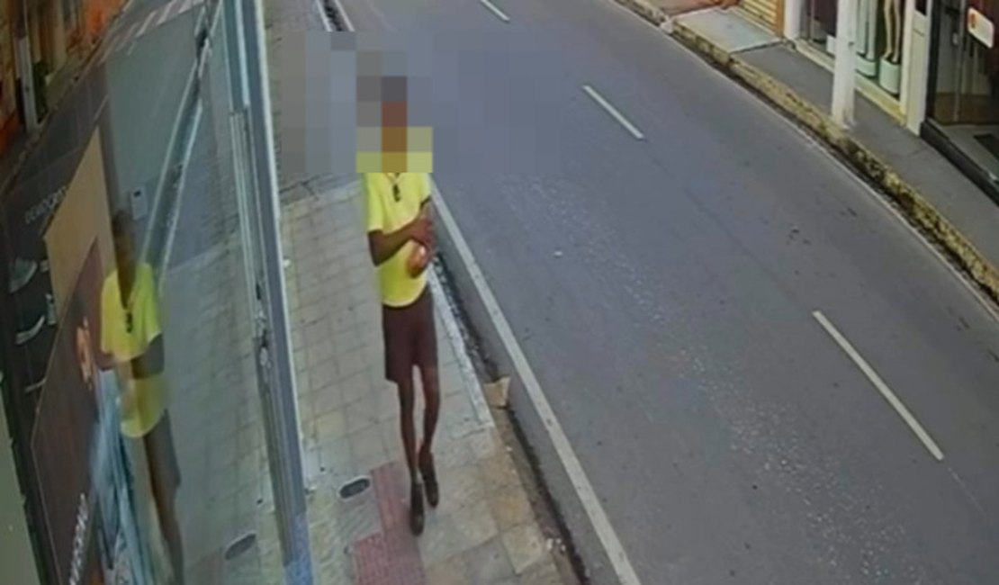 VÍDEO: Ladrão é flagrado quebrando vidraça de loja para furtar pares de calçados no Centro de Arapiraca