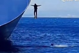 Polícia da Espanha flagra traficantes saltando de navio em movimento com 100 kg de cocaína