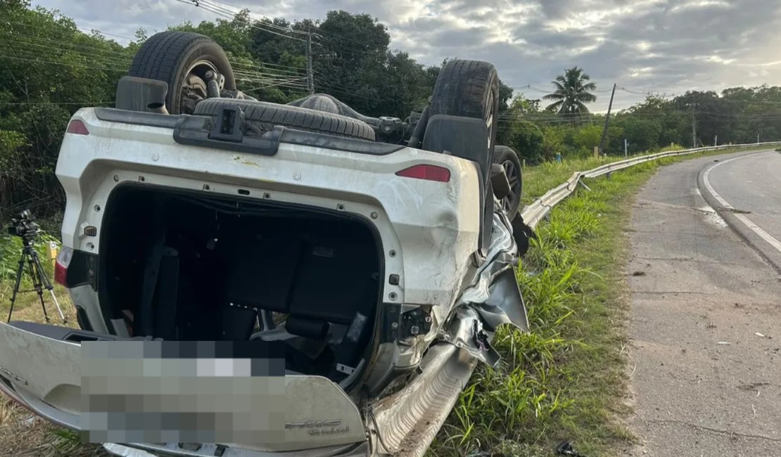Carro atinge proteção metálica e capota na AL-101 Sul durante a madrugada